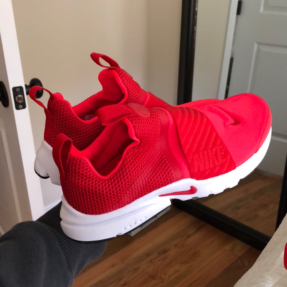 NEVER WORN NIKES